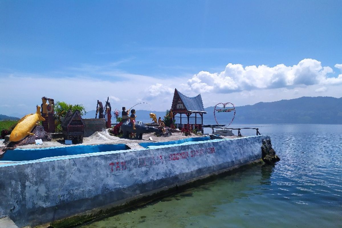 Pantai Aloera Samosir taman wisata legenda Danau Toba