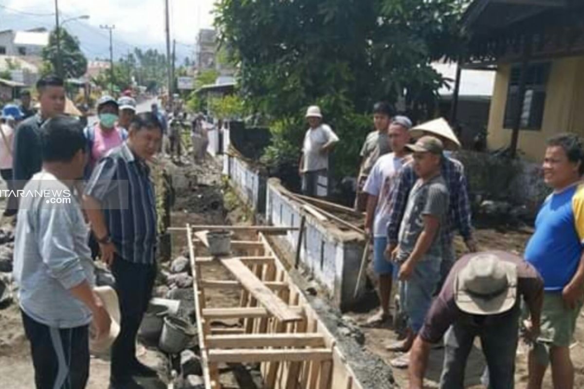 Singgung upah pekerja, Bupati Sumendap Sidak pekerjaan DanDes