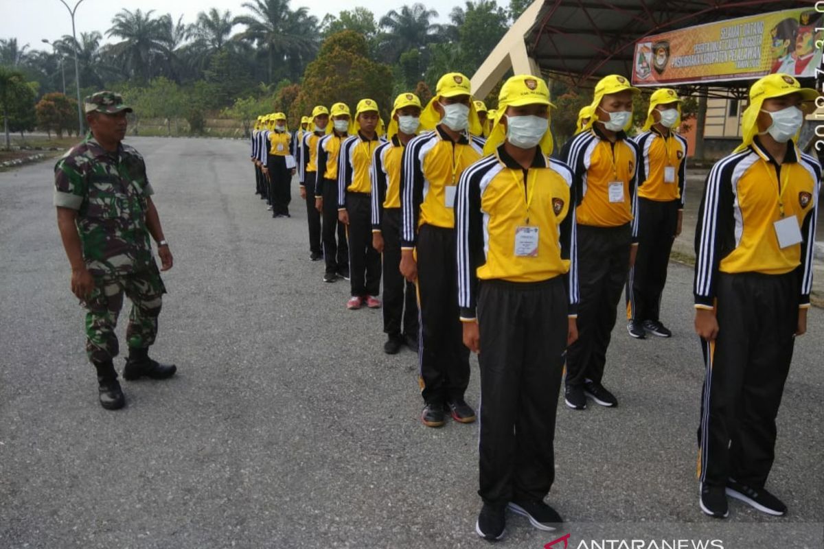 Calon anggota Paskibraka Riau berlatih di tengah kabut asap