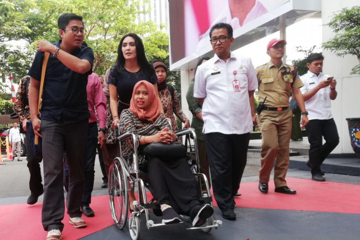 Rieke dampingi drg Romy mengadu ke Mendagri