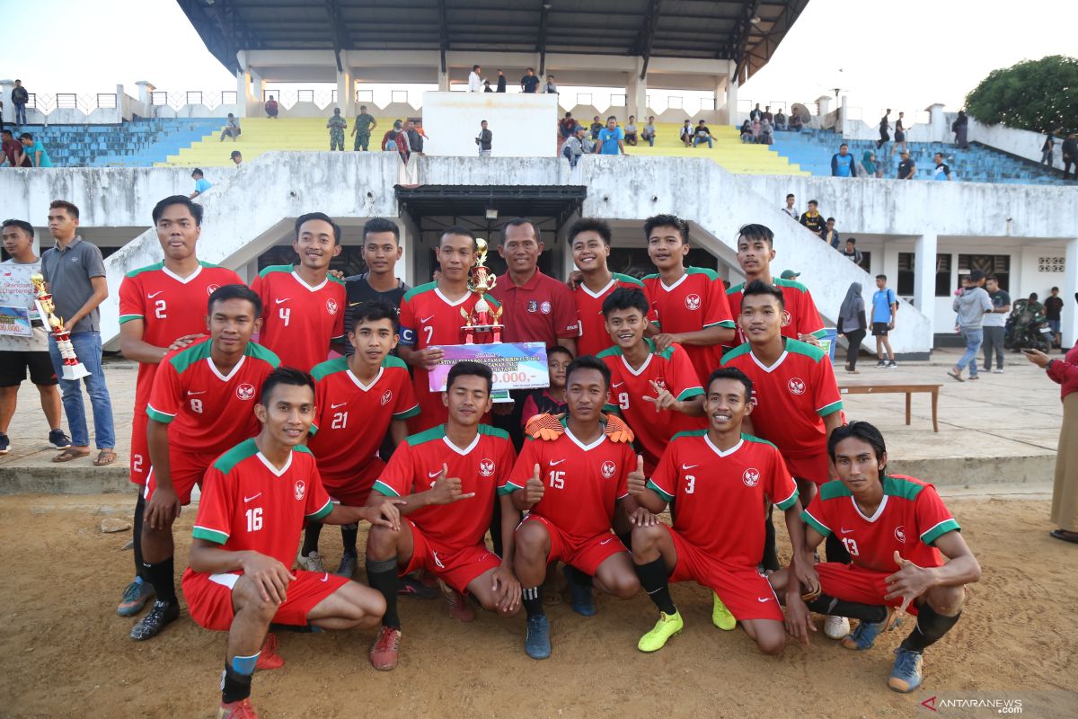 Bupati serahkan piala pemenang Paman Birin Cup 2019