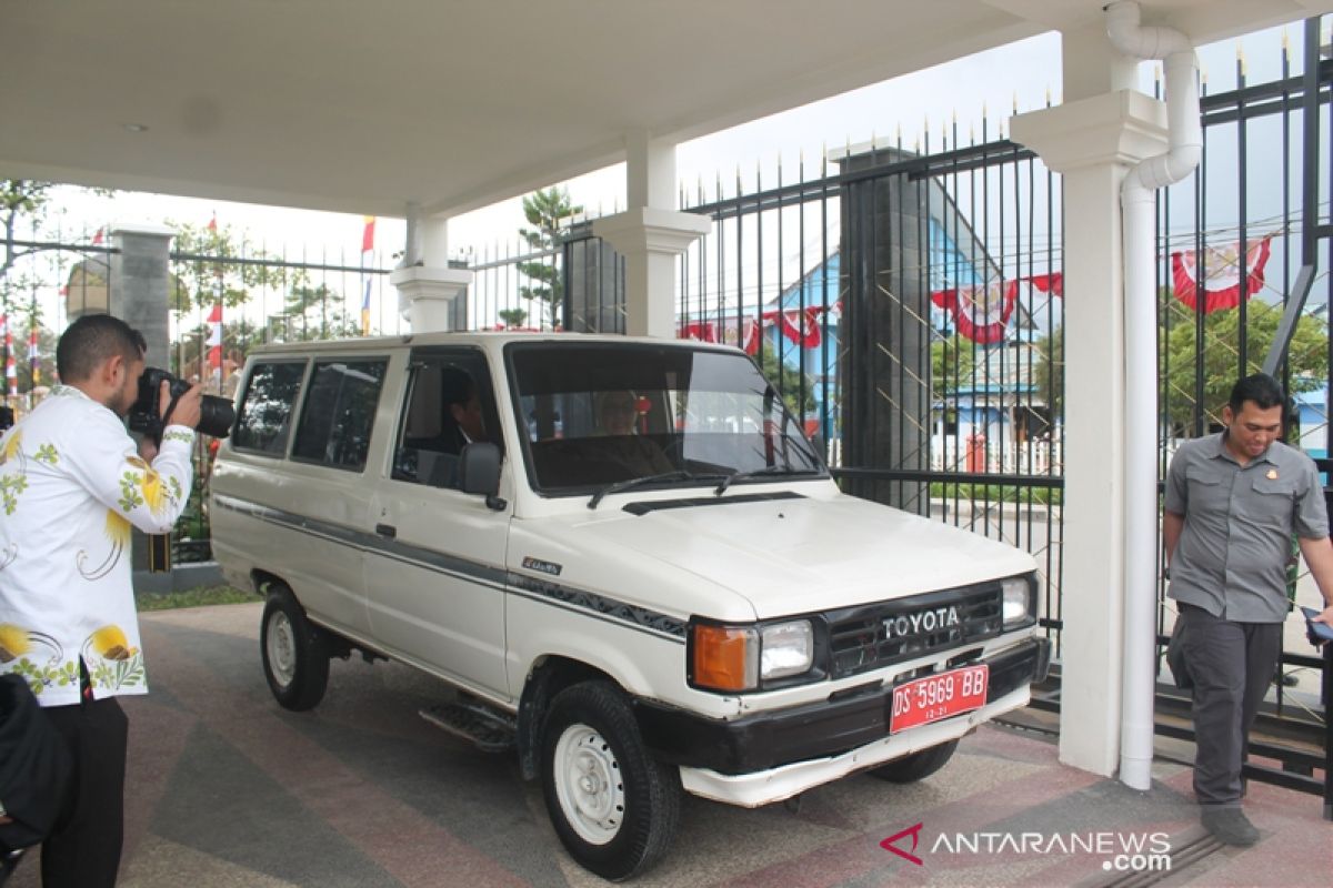 Jaksa Agung bernostalgia dengan kijang tua di Wamena Jayawijaya