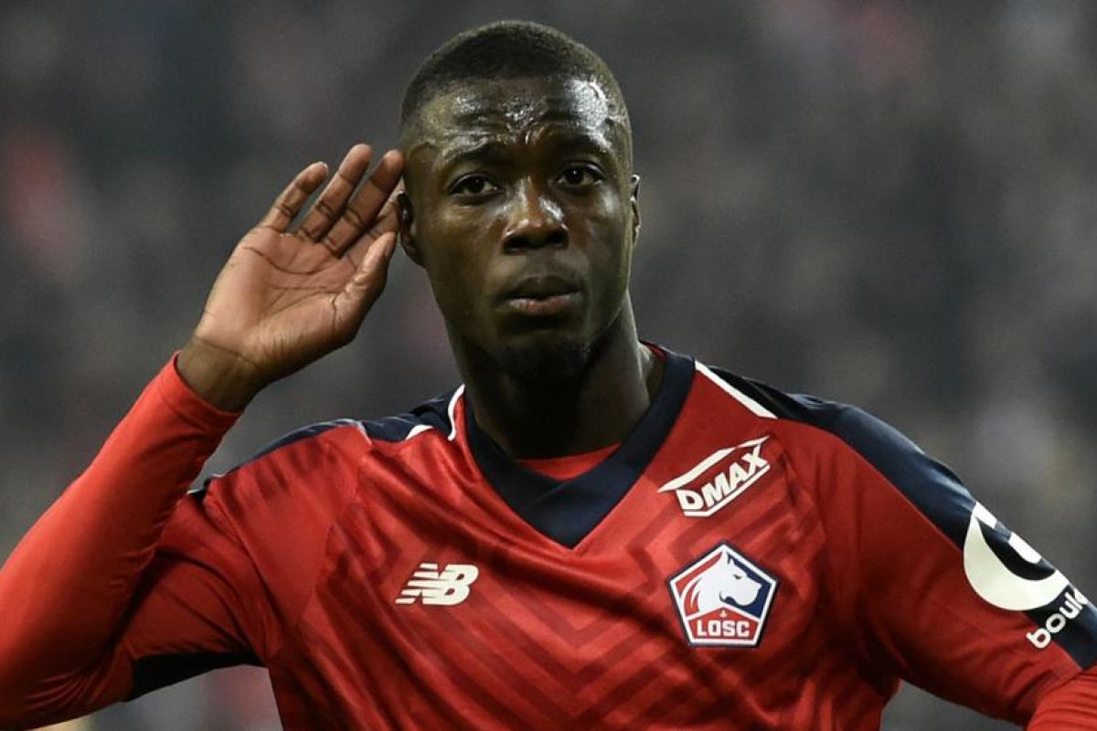 Nicolas Pepe pamer seragam Arsenal jelang teken kontrak