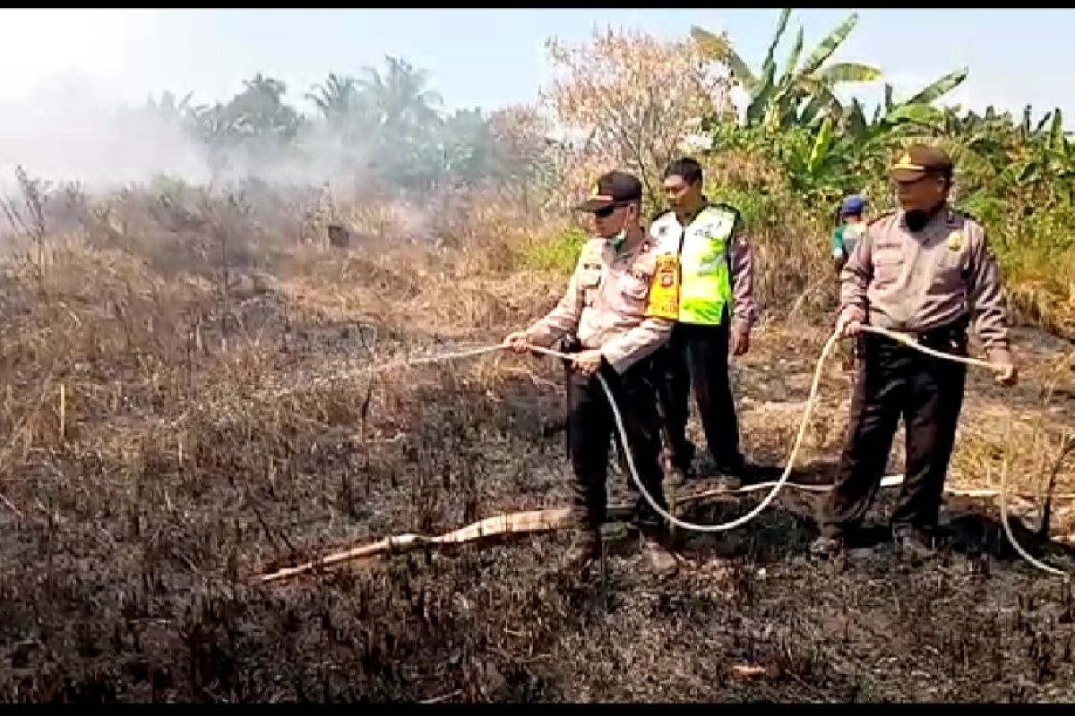 Jajaran Polsek Sungai Kakap-TNI dan Manggala Agni padamkan kebakaran lahan