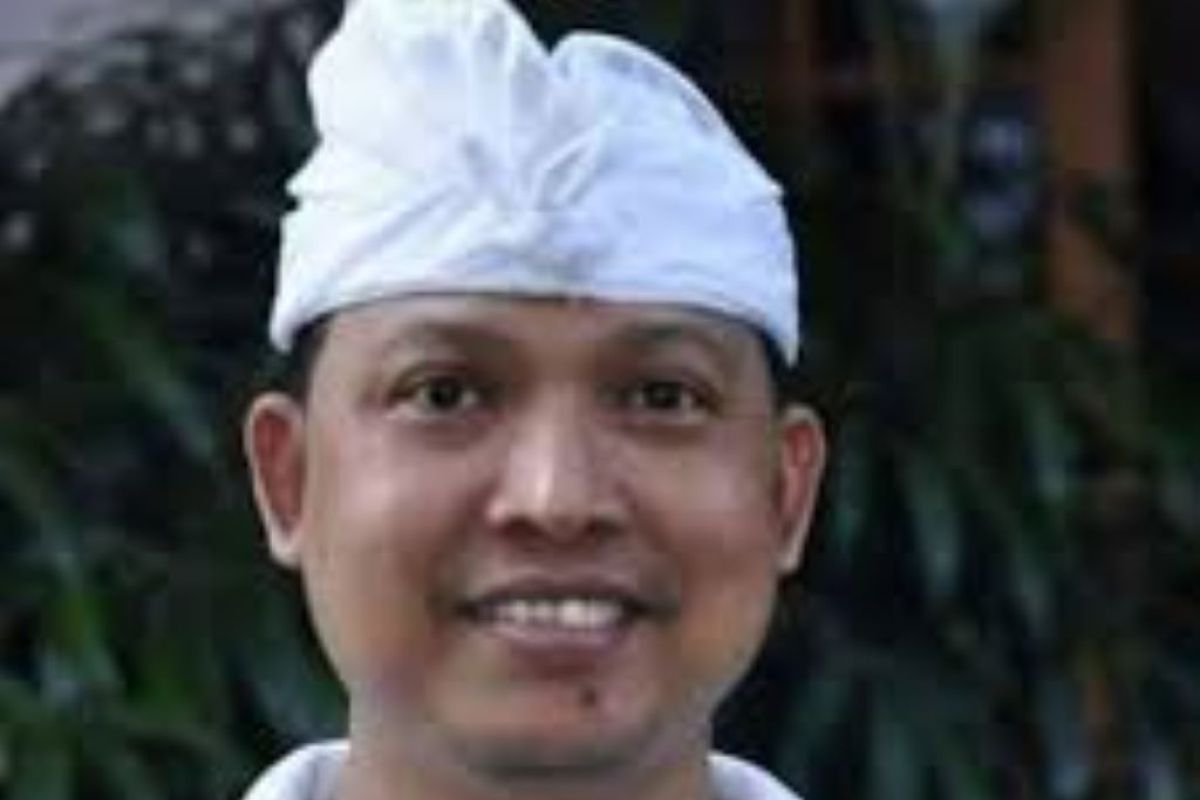 Pelantikan anggota DPRD Bali gunakan busana adat
