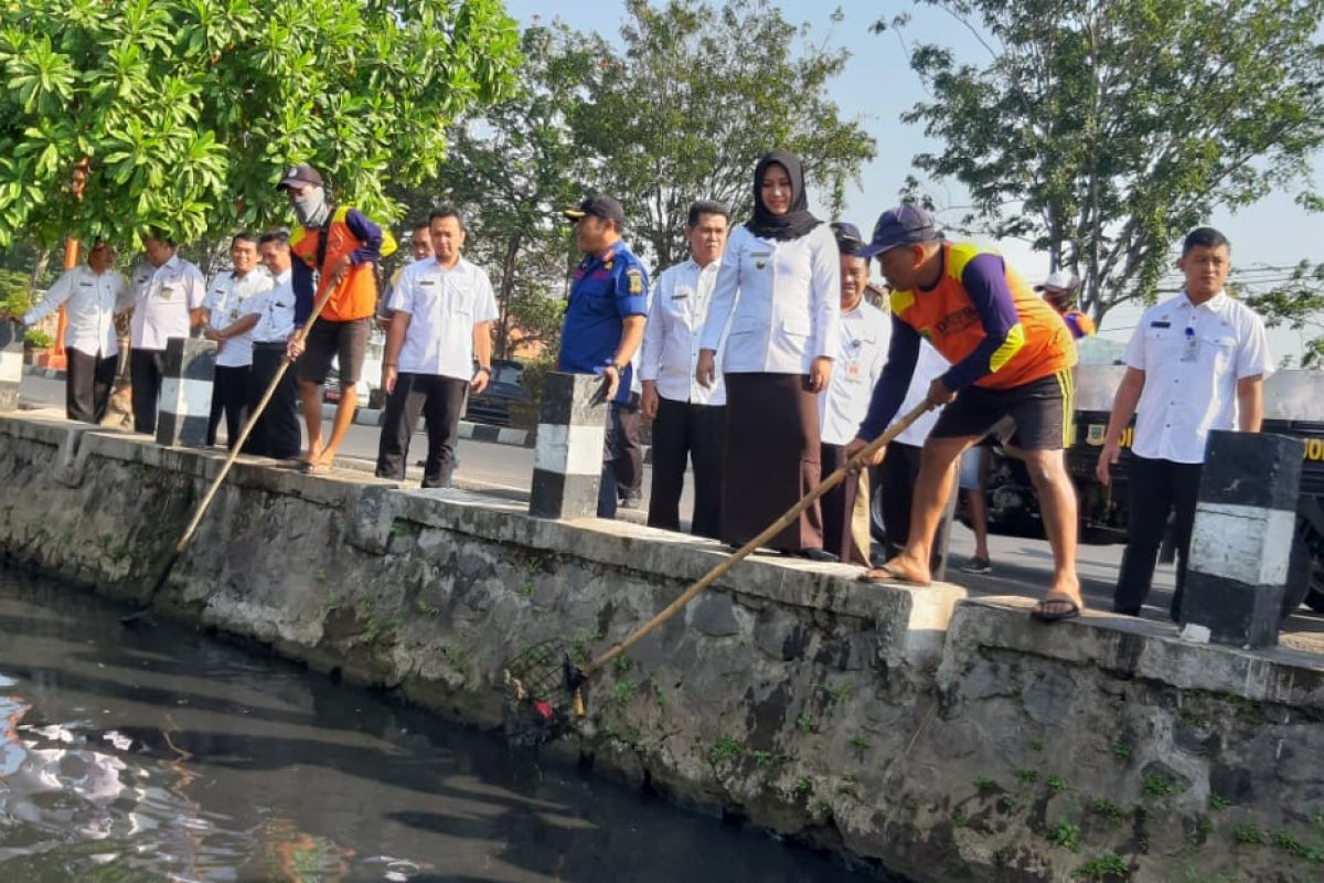 Tinjau saluran air, Wali Kota Mojokerto imbau masyarakat jaga kebersihan