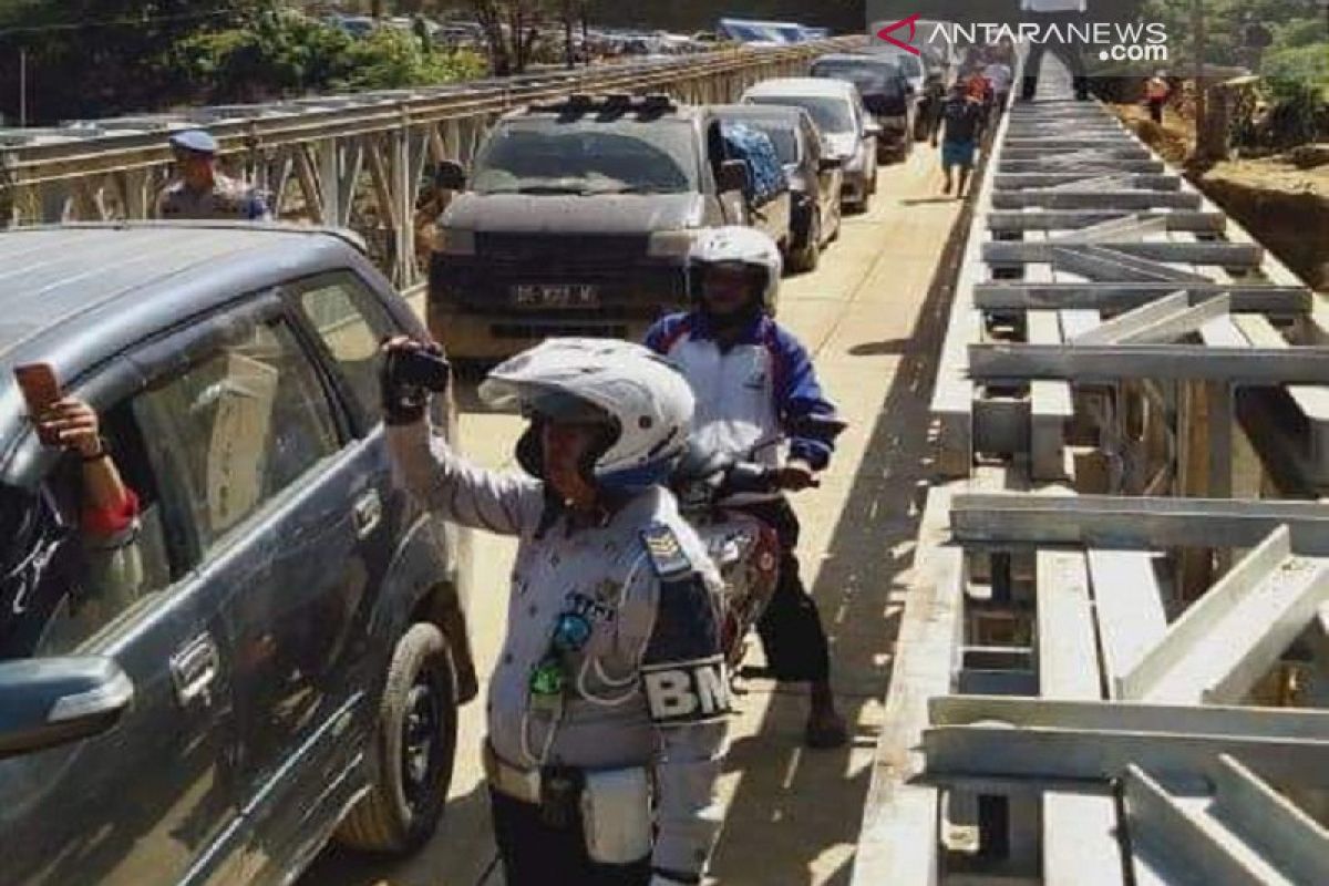 Masyarakat sambut gembira pengoperasian  jembatan Pohara yang putus