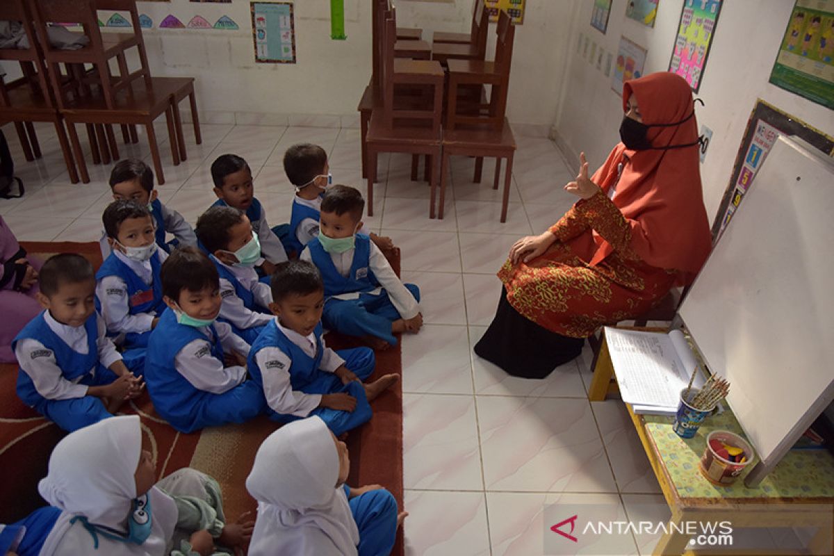 Kabut asap, murid dan guru di Pekanbaru kenakan masker