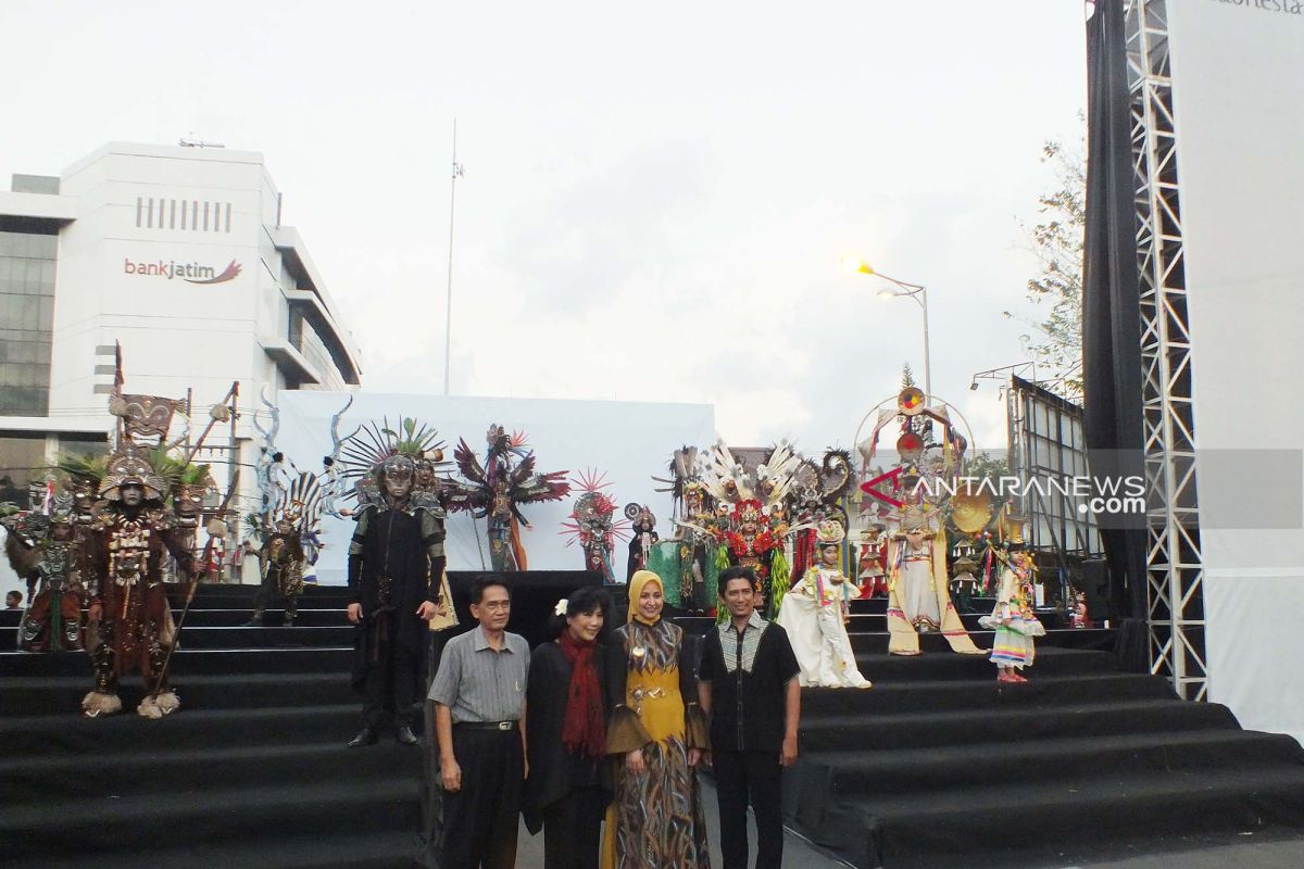 Anne Avantie menghadiri pembukaan Jember Fashion Carnaval 2019