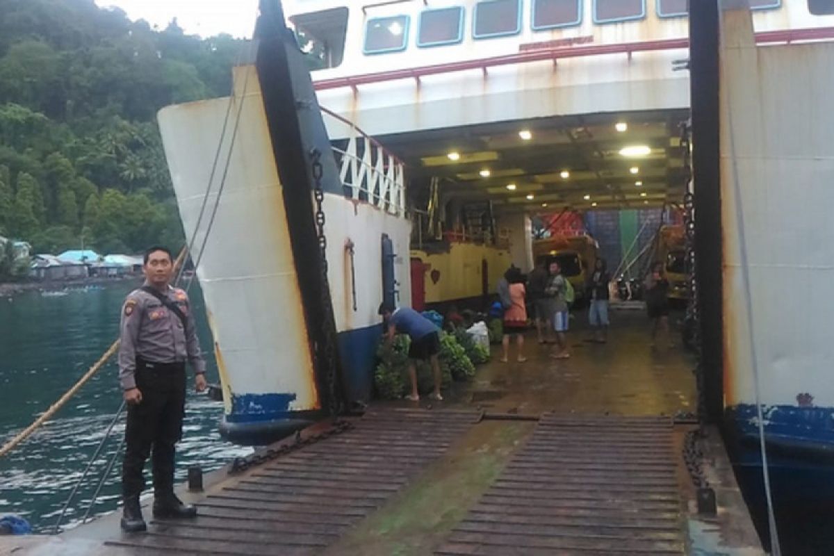 Kepolisian pantau pengamanan bongkar muat di Pelabuhan Pehe