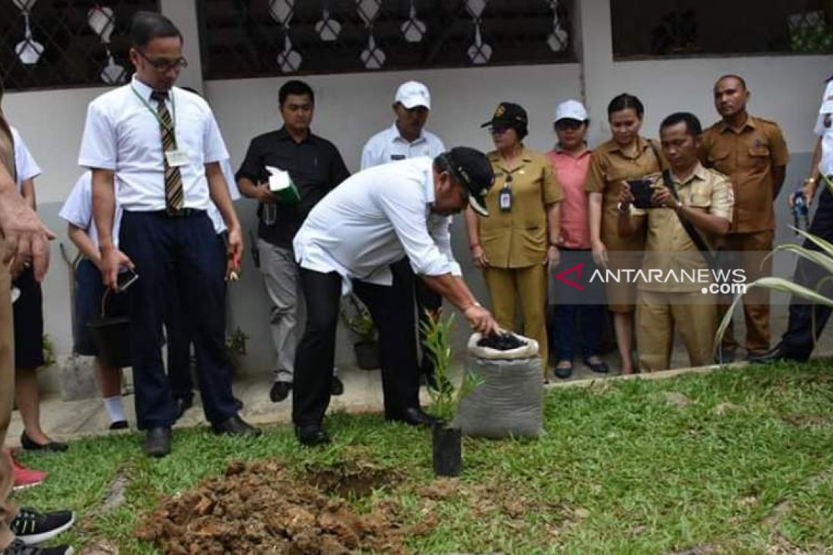 Pemkot Gunungsitoli ajak siswa budayakan tanam pohon  sejak dini