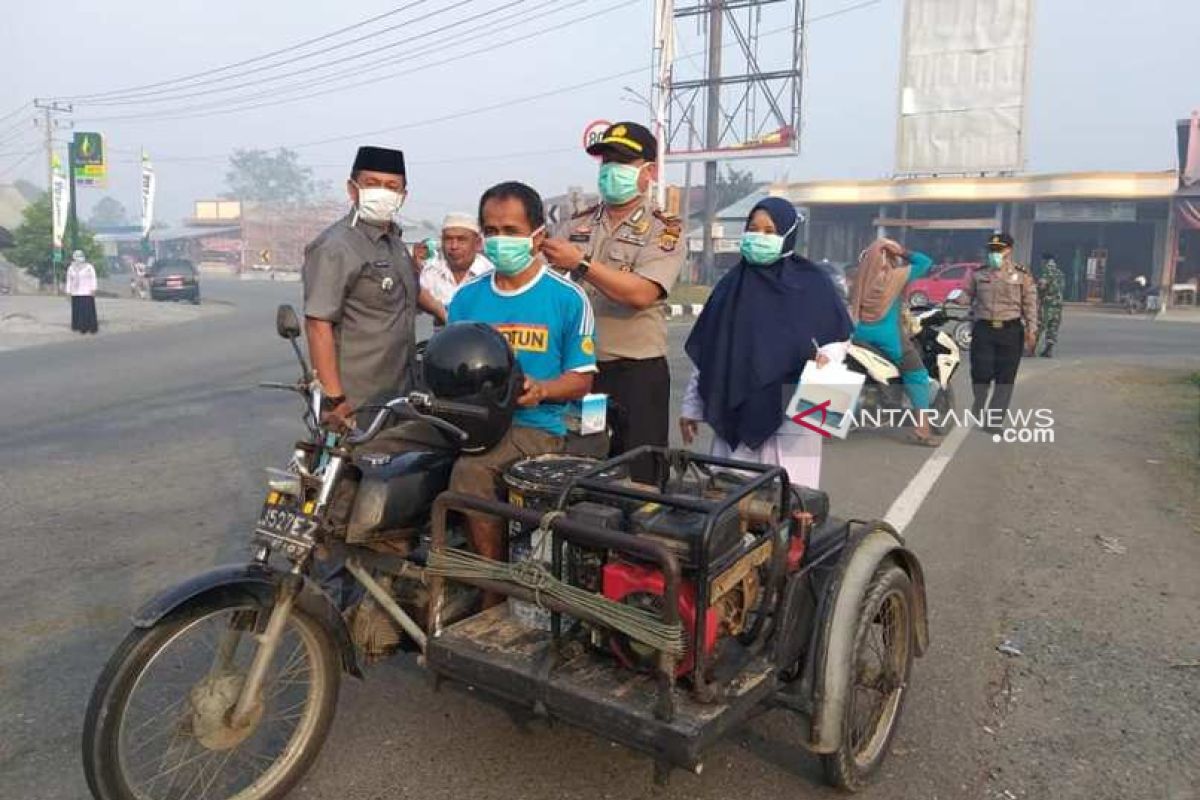 Pemkab Aceh Barat bagikan ribuan masker cegah dampak kabut  asap