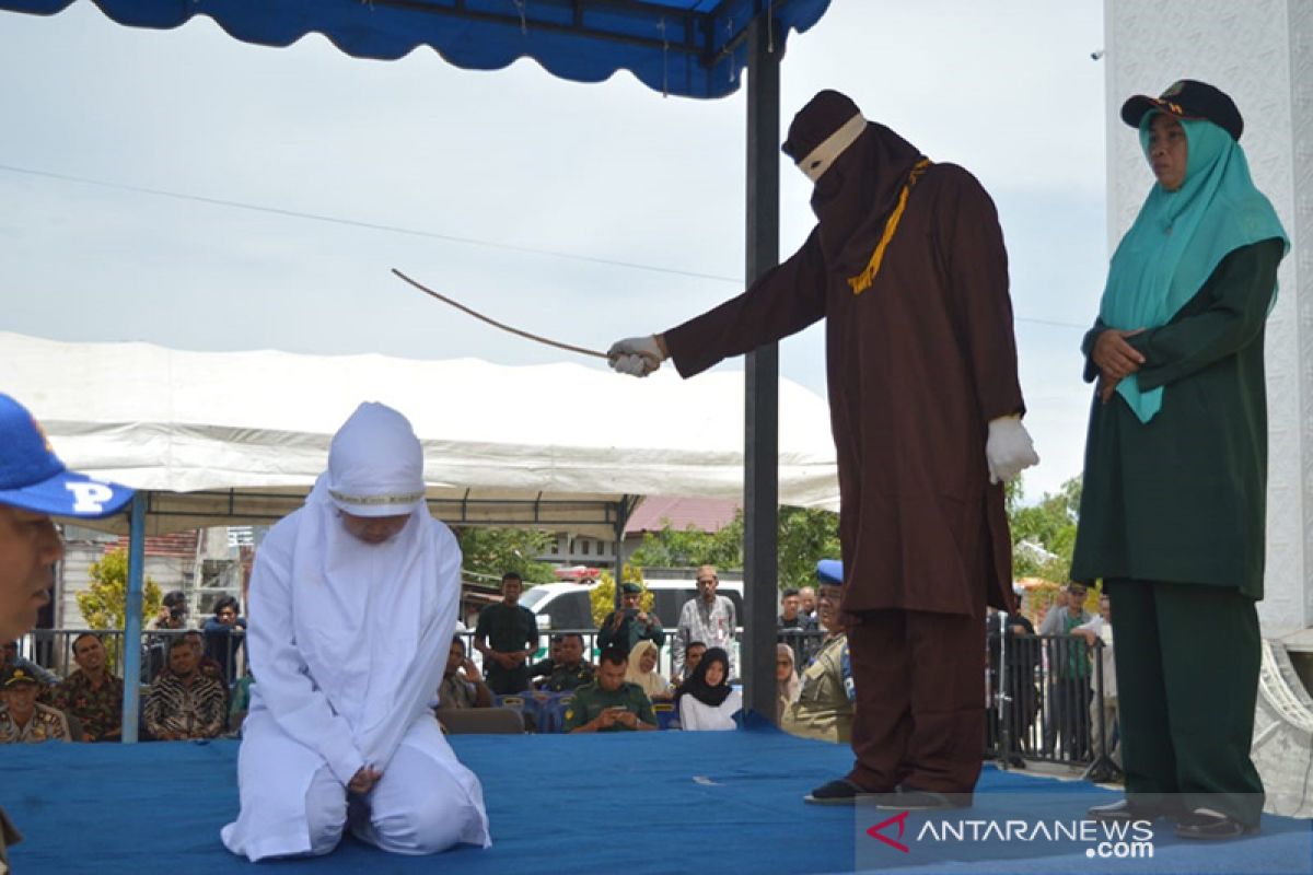 Eksekusi cambuk pelanggar hukum syariat islam