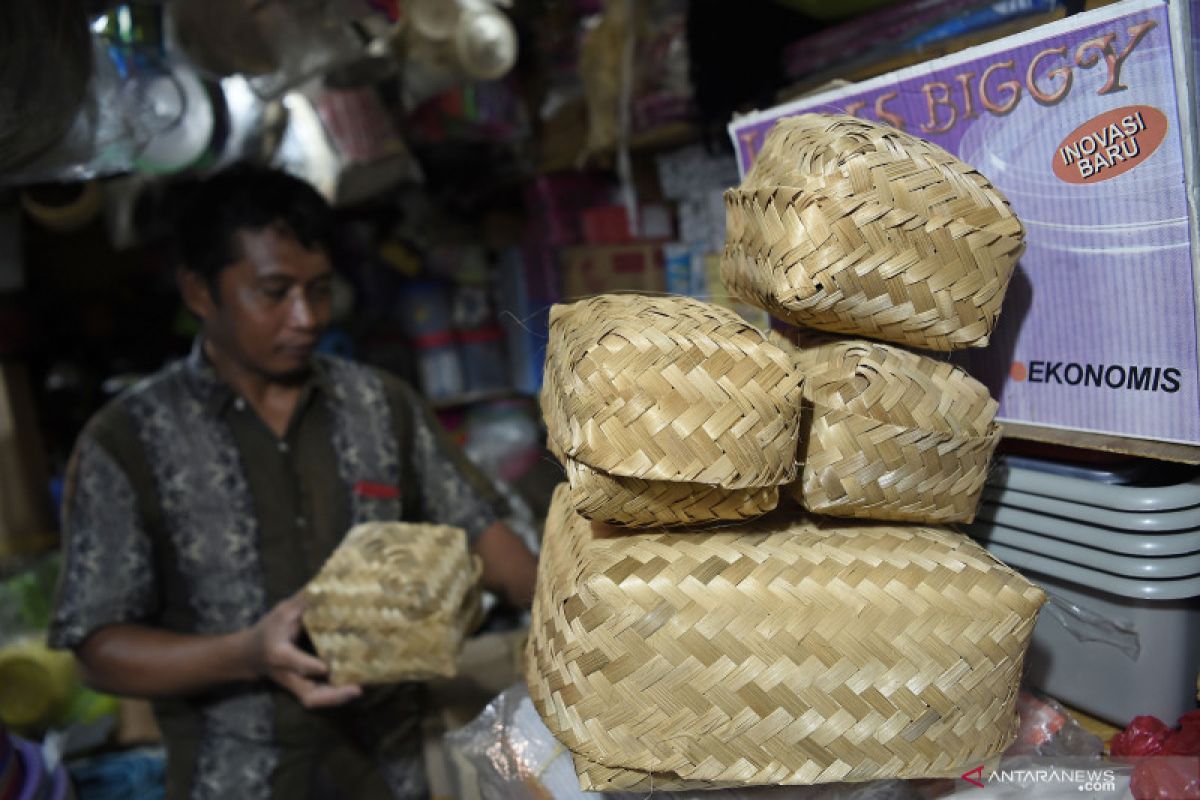 Pasar Kramat Jati jual besek bambu khusus kurban mulai besok