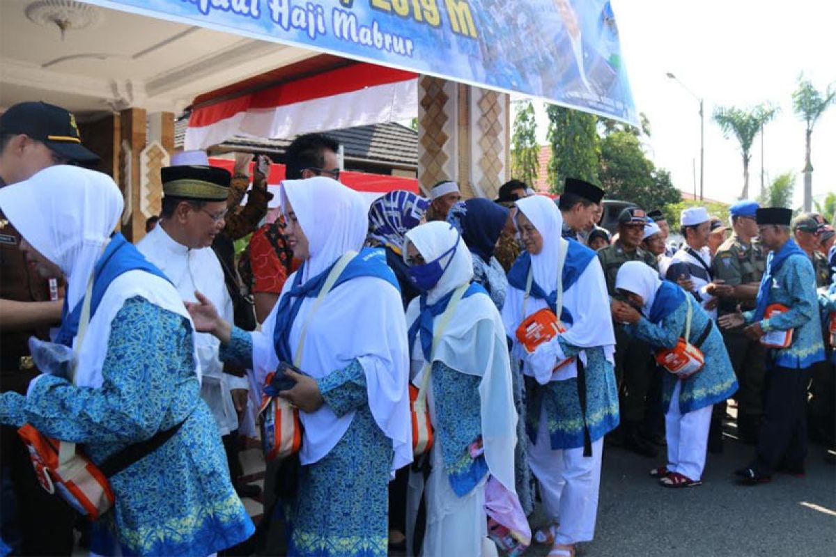 Isak tangis warnai keberangkatan haji Barito Utara