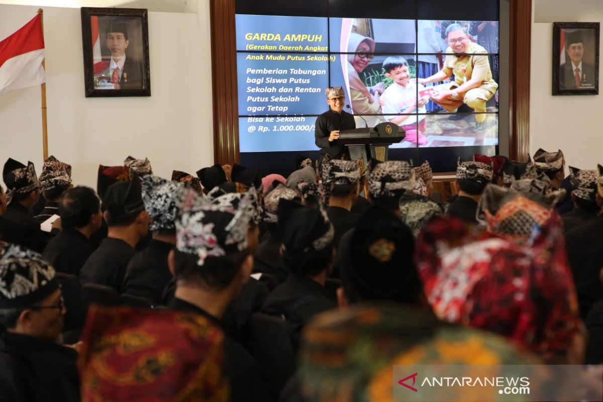 Bupati Anas dorong camat-kades tingkatkan pembangunan SDM