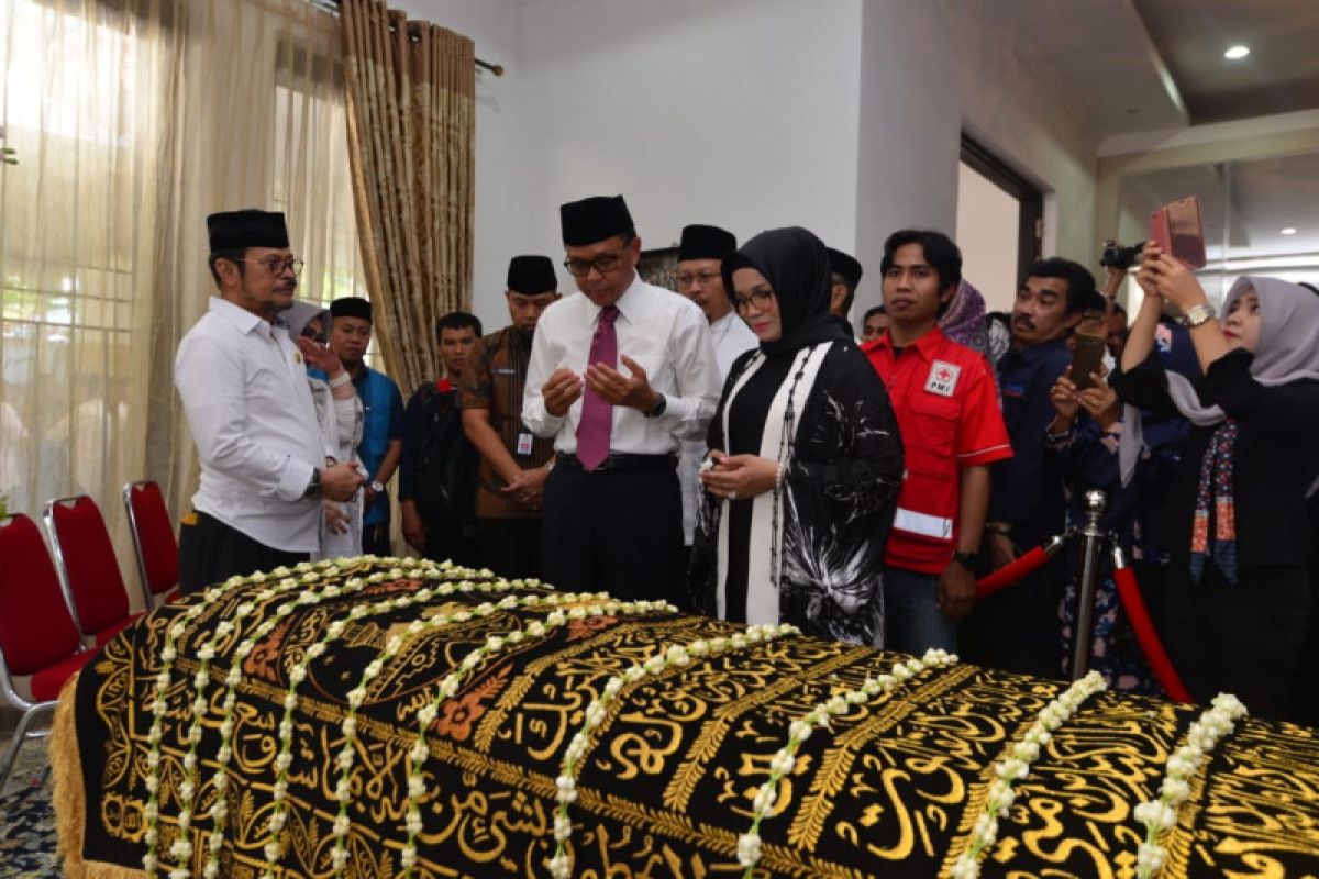 Gubernur dan Ketua PKK Sulsel  melayat ke rumah duka almarhum IYL