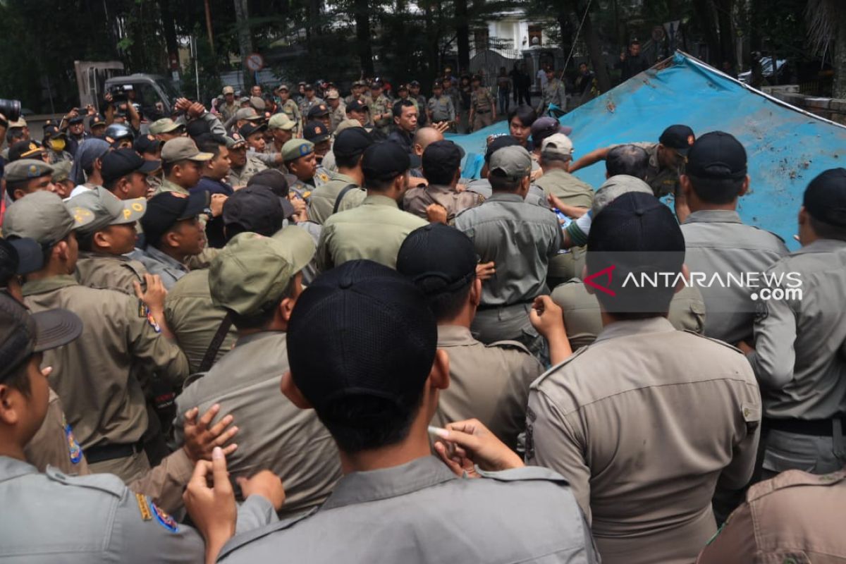 Penertiban PKL warkop Elisabeth ricuh