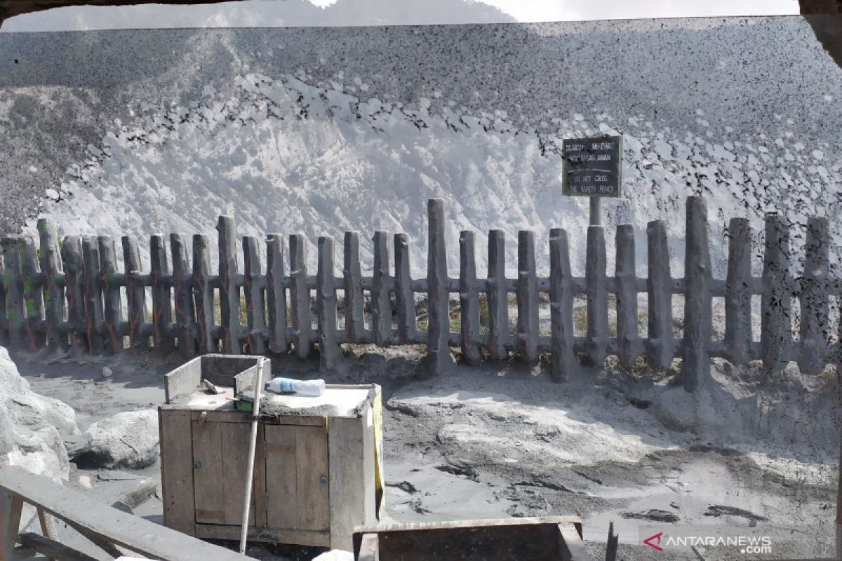 Saat erupsi kembali, Gunung Tangkuban Parahu tanpa pengunjung