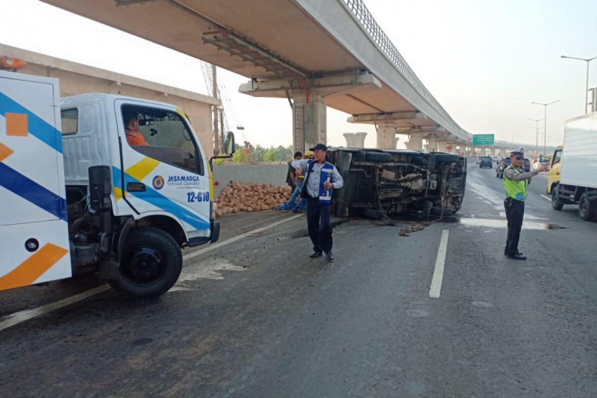 Mobil bak terbuka bermuatan kelapa kecelakaan di tol Cawang