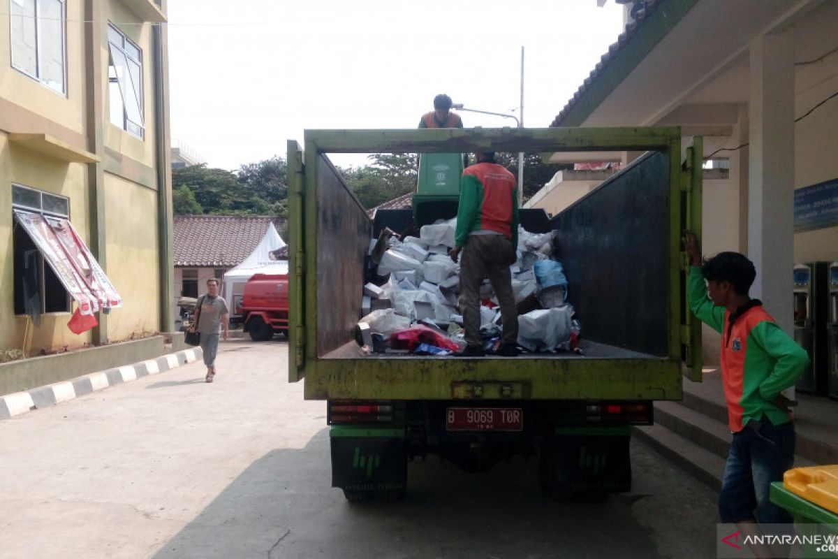 Petugas angkut 30 meter kubik sampah di lokasi pencari suaka Kalideres