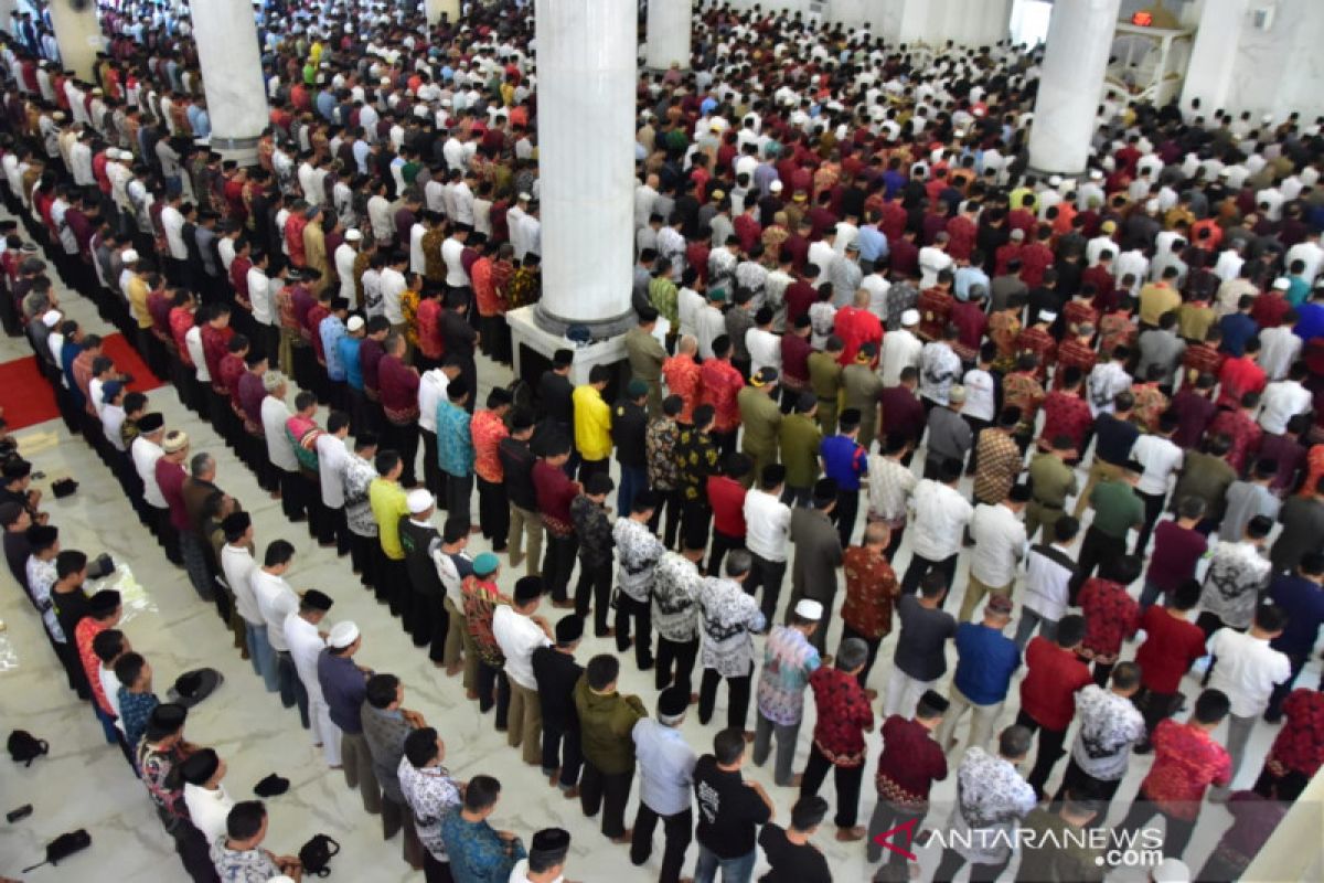 Ribuan orang antar jenazah Ichsan Yasin Limpo