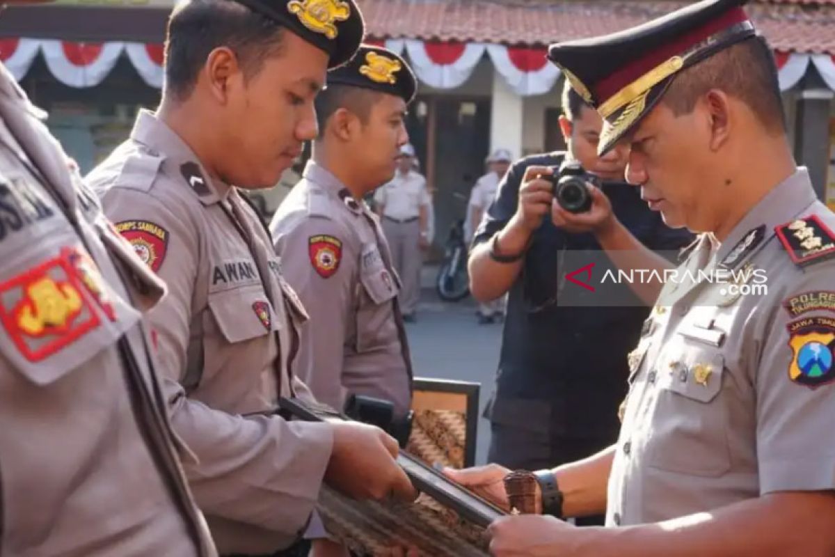 Enam anggota Polres Tulungagung terima penghargaan