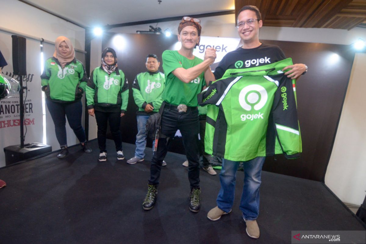 Jaket dengan logo terbaru Gojek dibandrol Rp130 ribu untuk mitra driver