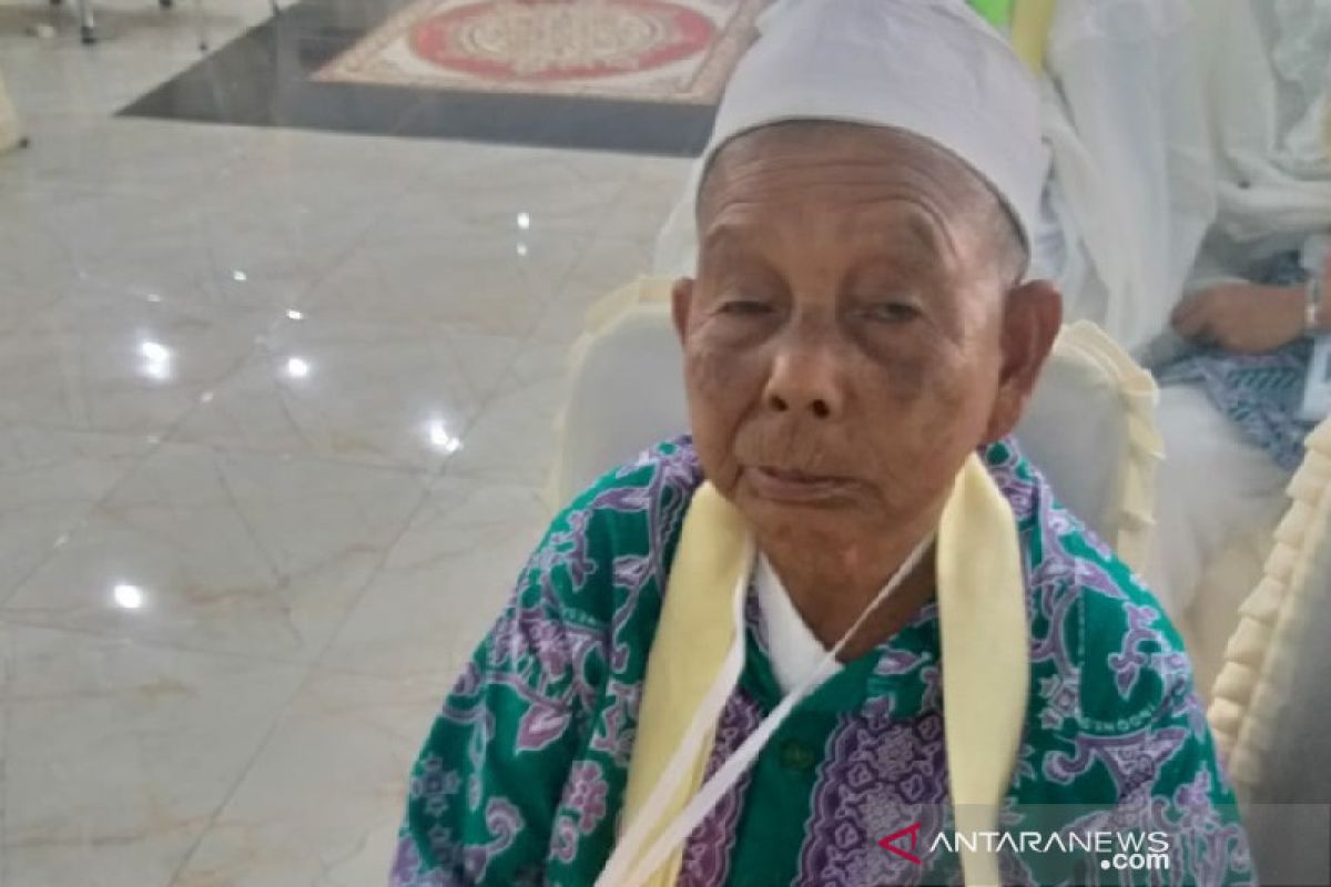 Demi menunaikan ibadah haji ke Mekkah seorang kakek rela jual kebun karet