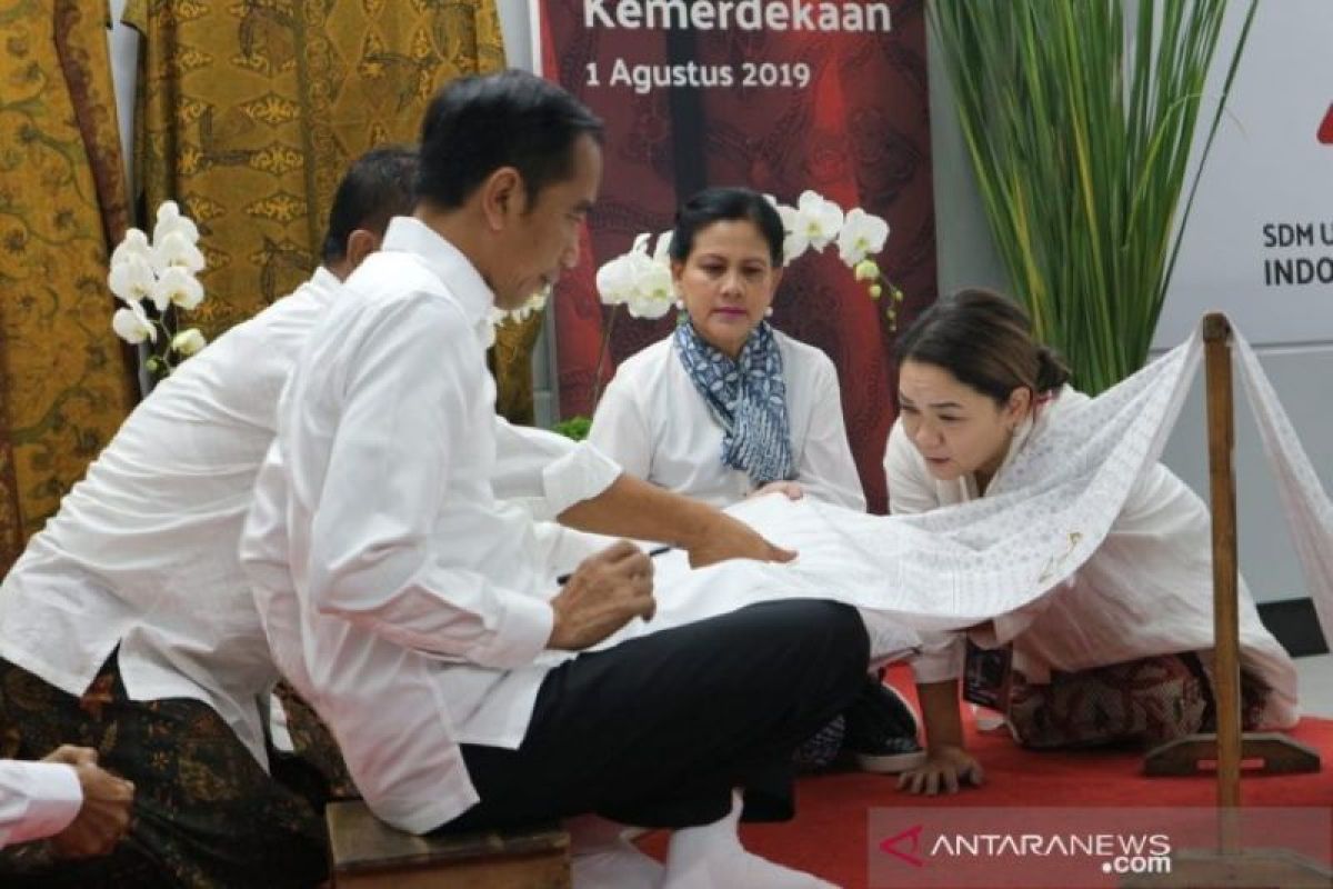Presiden Jokowi membatik motif Garuda Nusantara sepanjang 74 meter