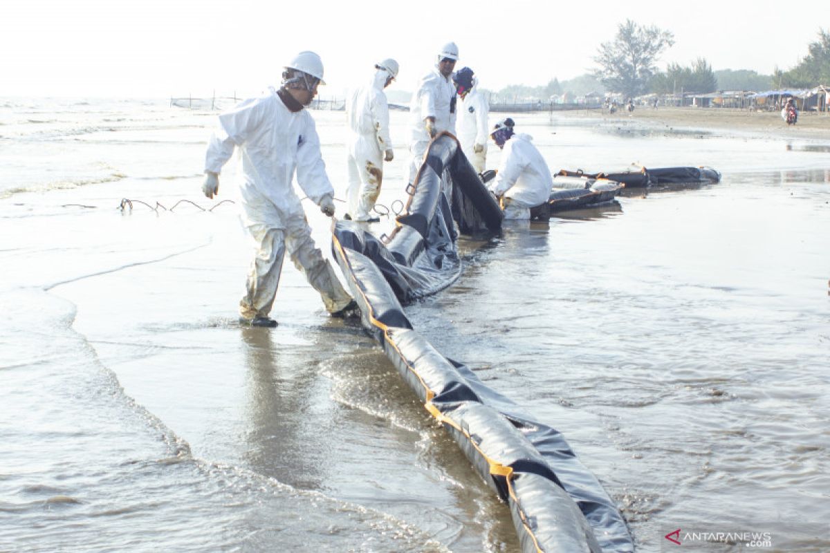 Pertamina kerahkan 45 kapal atasi tumpahan minyak