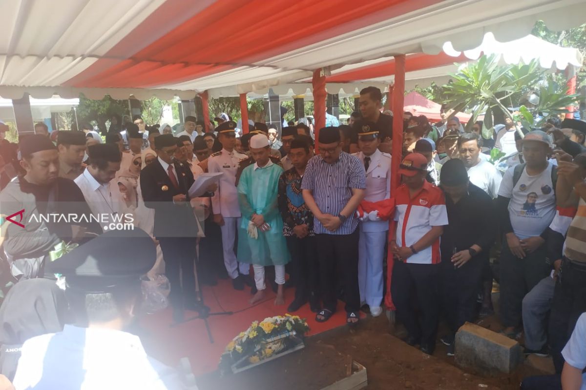 Gubernur Sulsel  pimpin proses pemakaman Ichsan Yasin Limpo