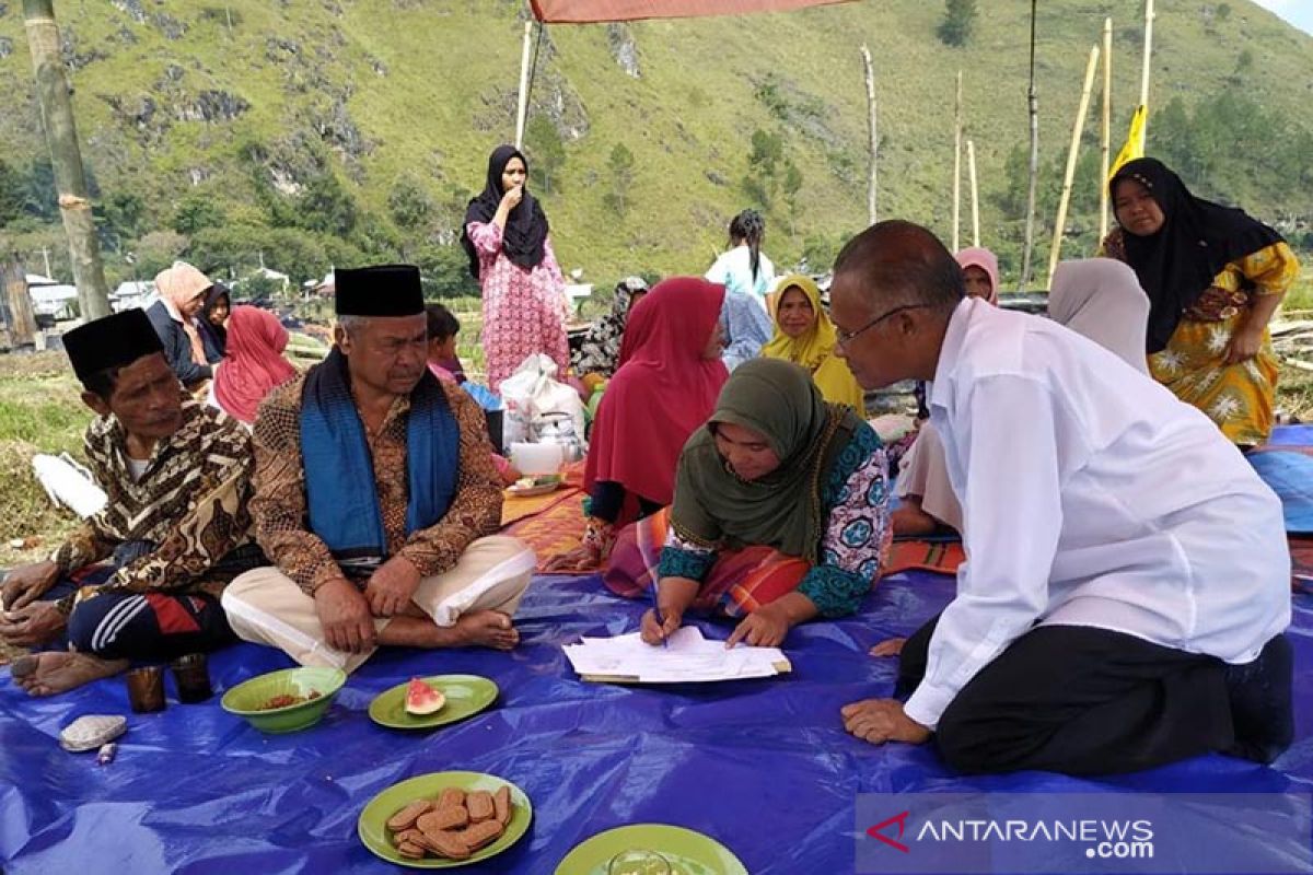 Empat warga musibah kebakaran toweren Uken terima KTP Baru