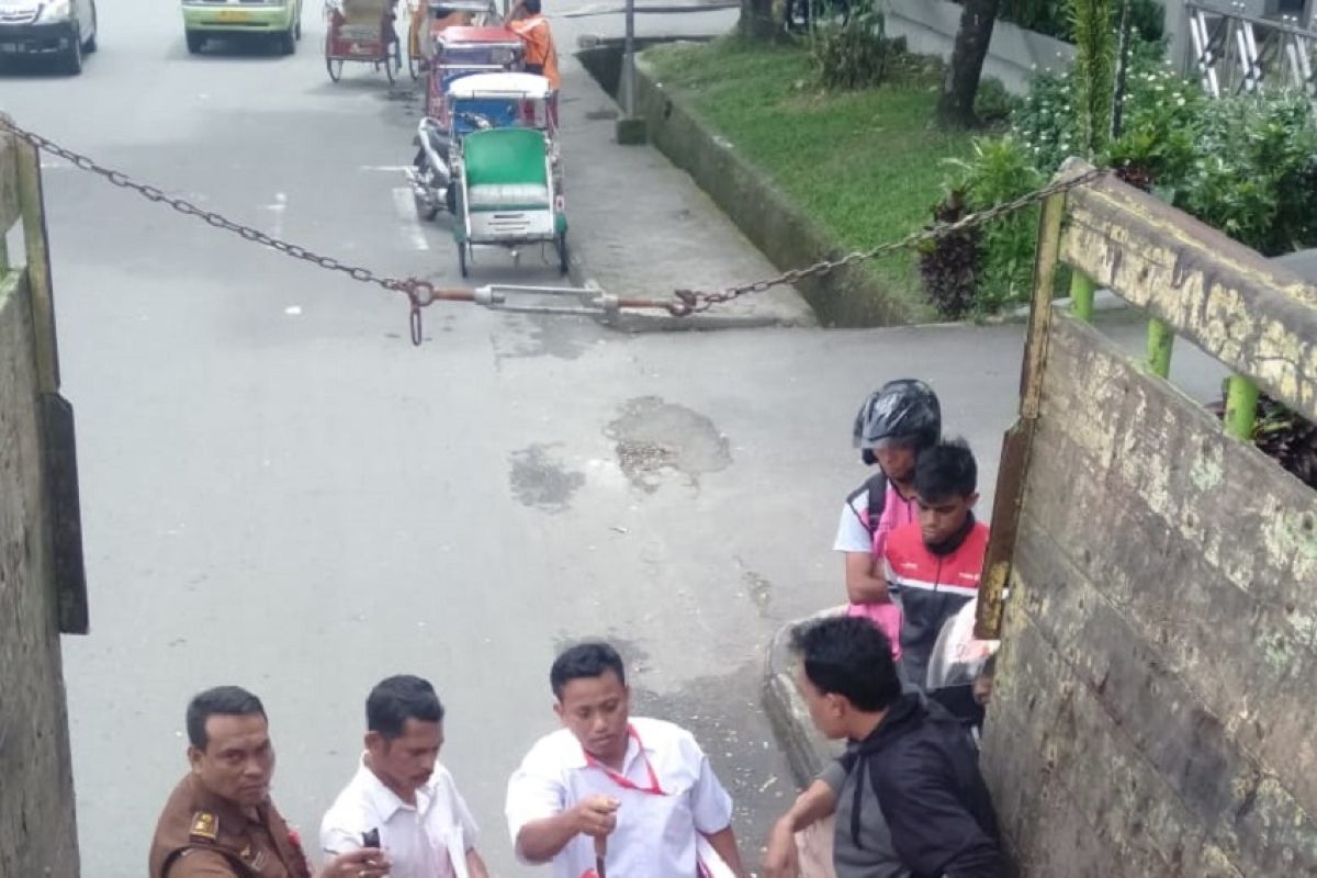 Penyidik krimsus serahkan tersangka kasus mercuri ke jaksa