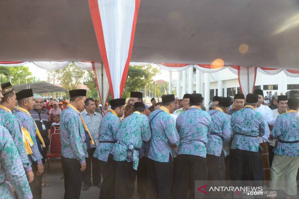 Bupati Cellica lepas jamaah calon haji kloter terakhir dari Karawang