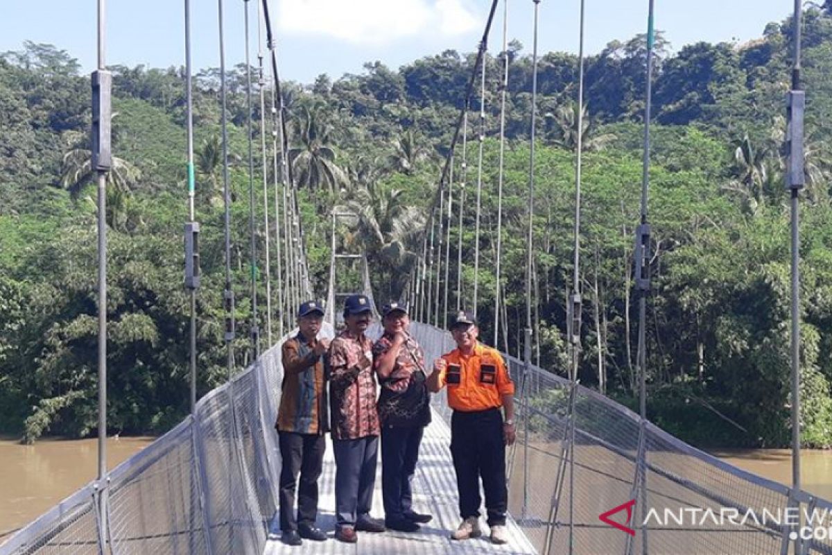 Warga Cianjur terpaksa menantang bahaya untuk beraktivitas