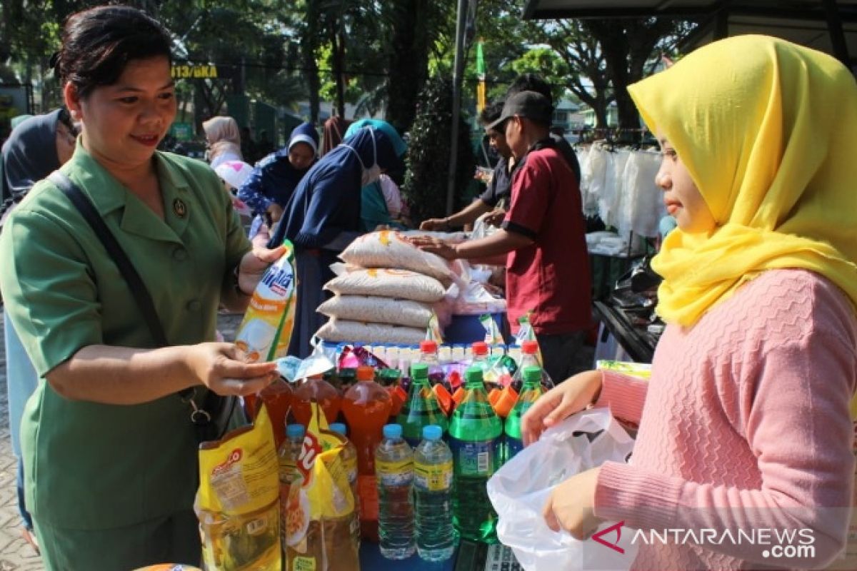 Warga Pangkalpinang padati pasar murah Korem 045/Garuda Jaya