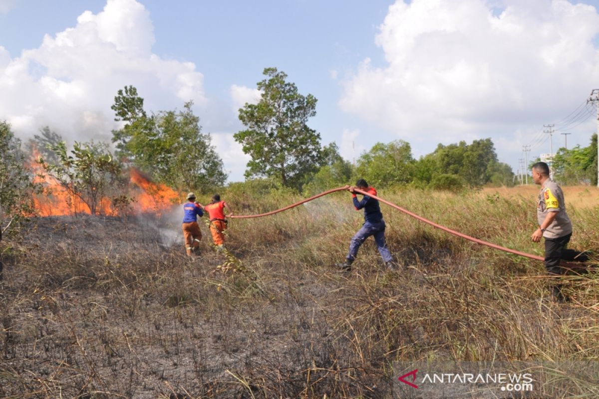 Lahan di kawasan perkantoran Pemkab Belitung Timur terbakar