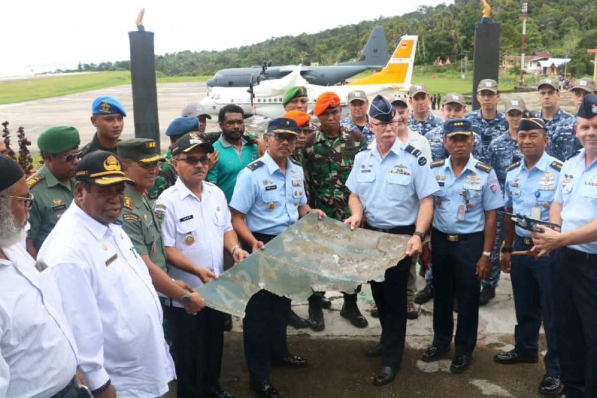 Kaskoopsau III serahkan serpihan pesawat Catalina kepada RAAF