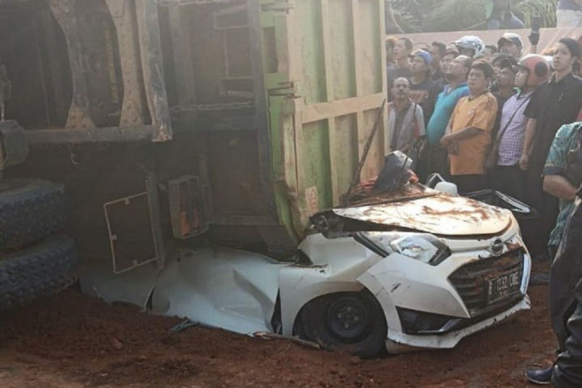 Empat orang tewas dalam mobil tertimpa truk bermuatan tanah