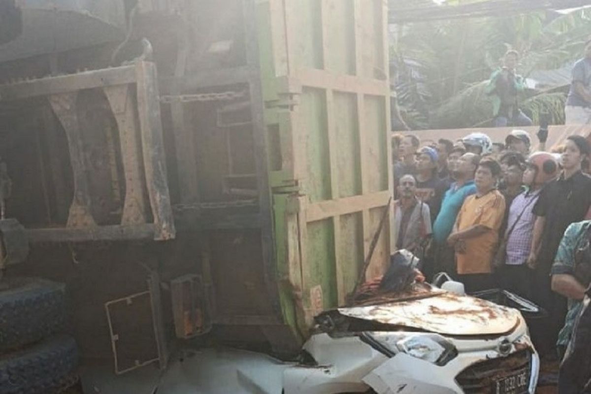 Minibus tertimpa truk bermuatan tanah, empat tewas dan seorang balita selamat