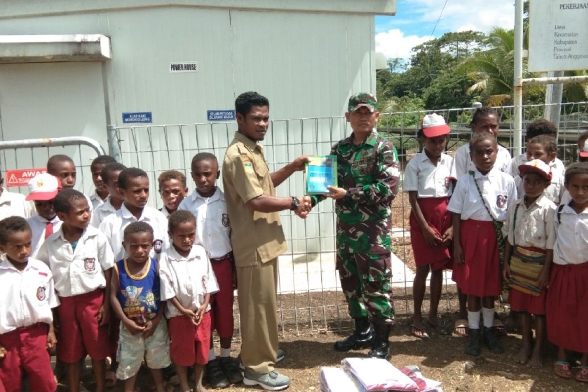 TNI bagikan seragam sekolah dan buku kepada pelajar Keerom