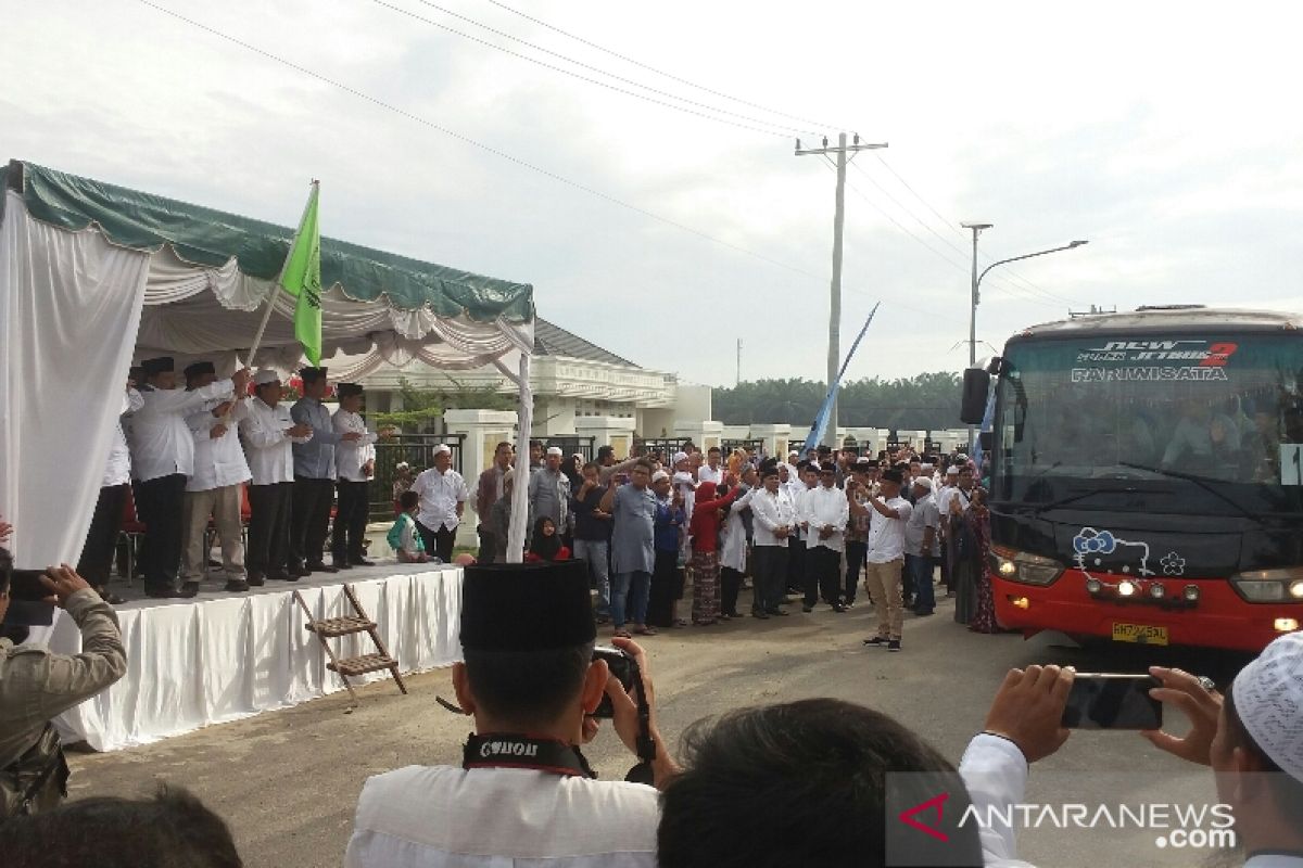 Alunan azan dan linangan air mata iringi keberangkatan calon jamaah haji Labura