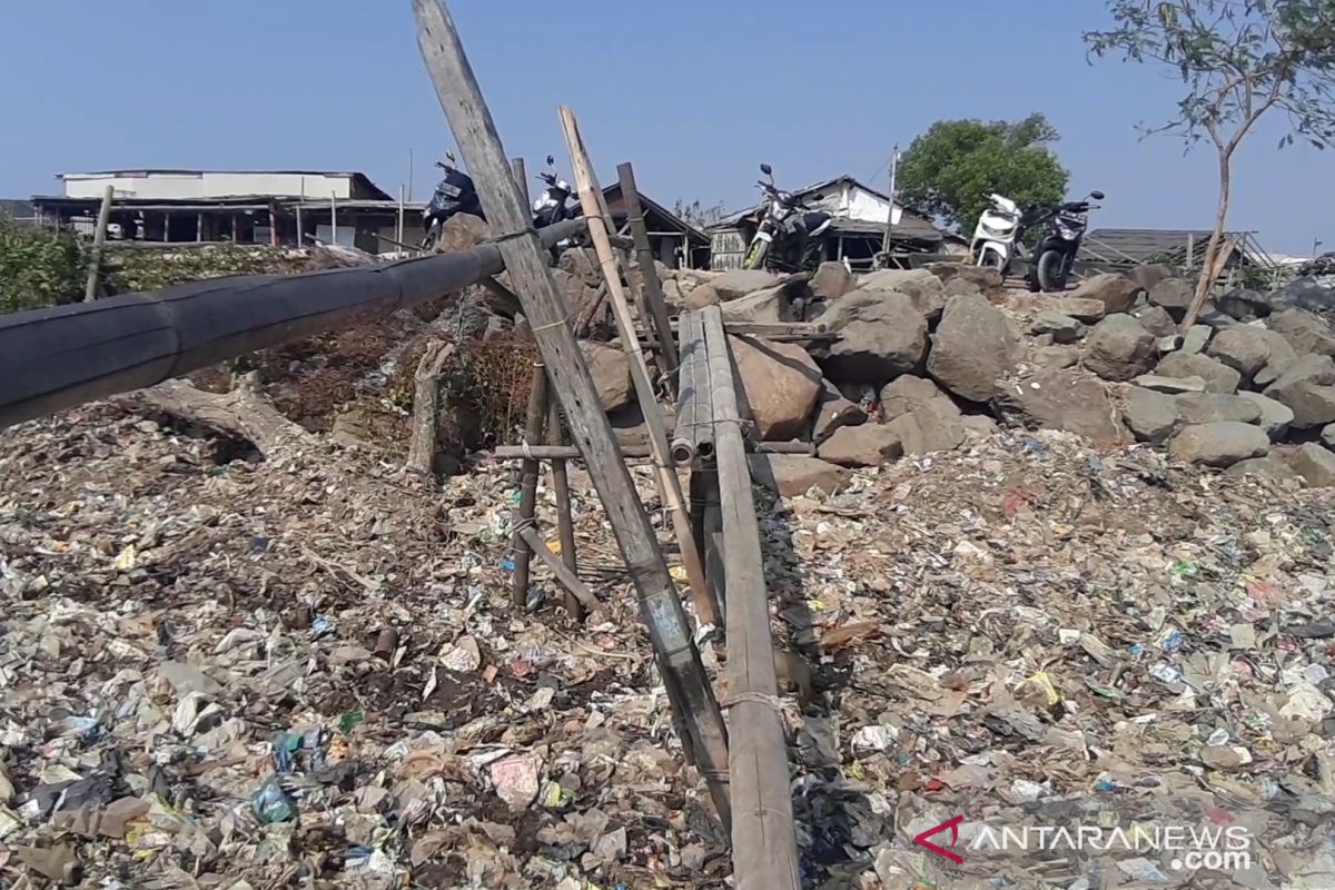 Nelayan sebut sampah plastik sebabkan perairan pantai Marunda dangkal