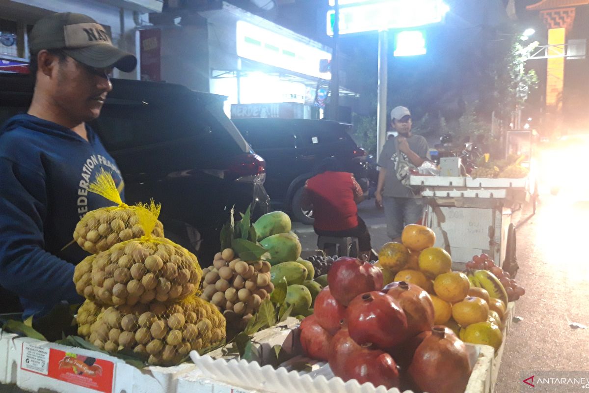 Pedagang buah di Pasar Baru tetap berjualan meski gempa M 7,4