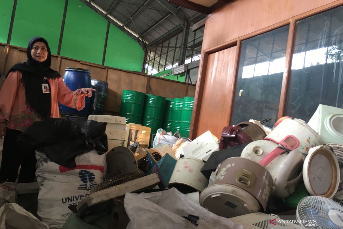 Terkendala anggaran, sampah elektronik Jakarta menumpuk di gudang