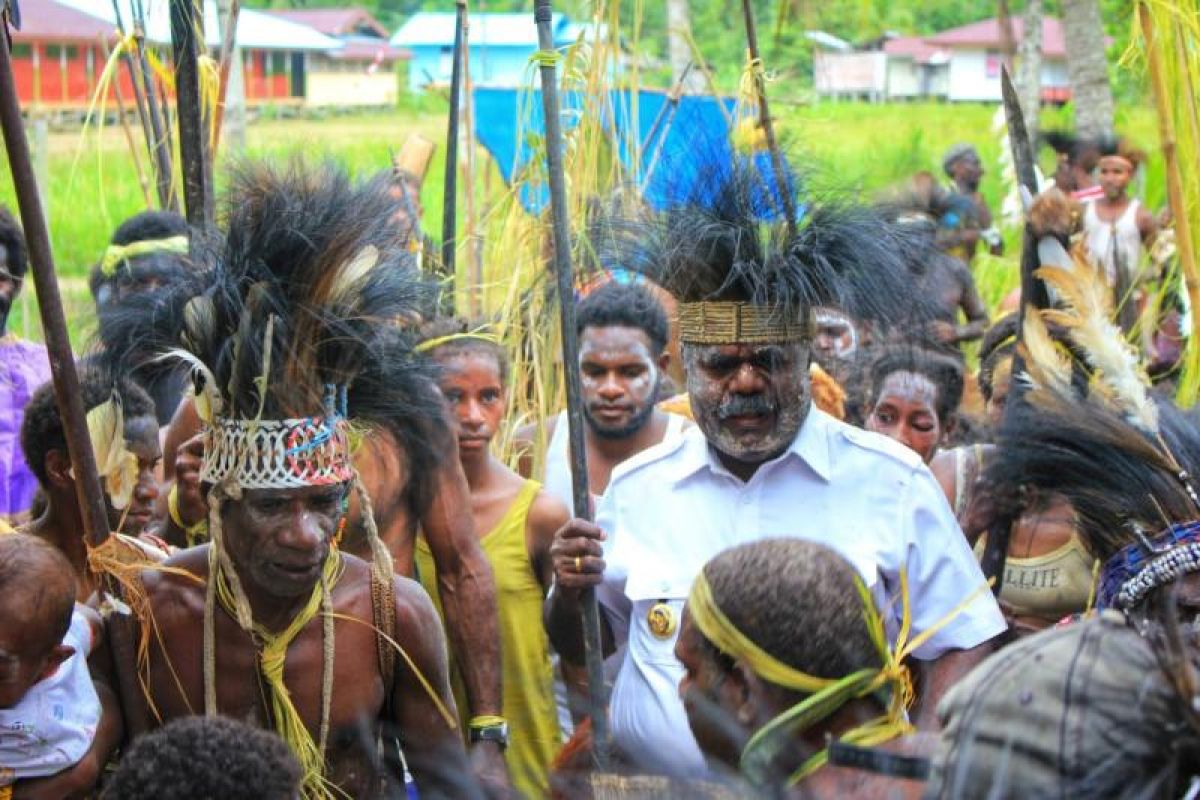 Bupati Asmat ikuti ziarah salib suci di Bayun