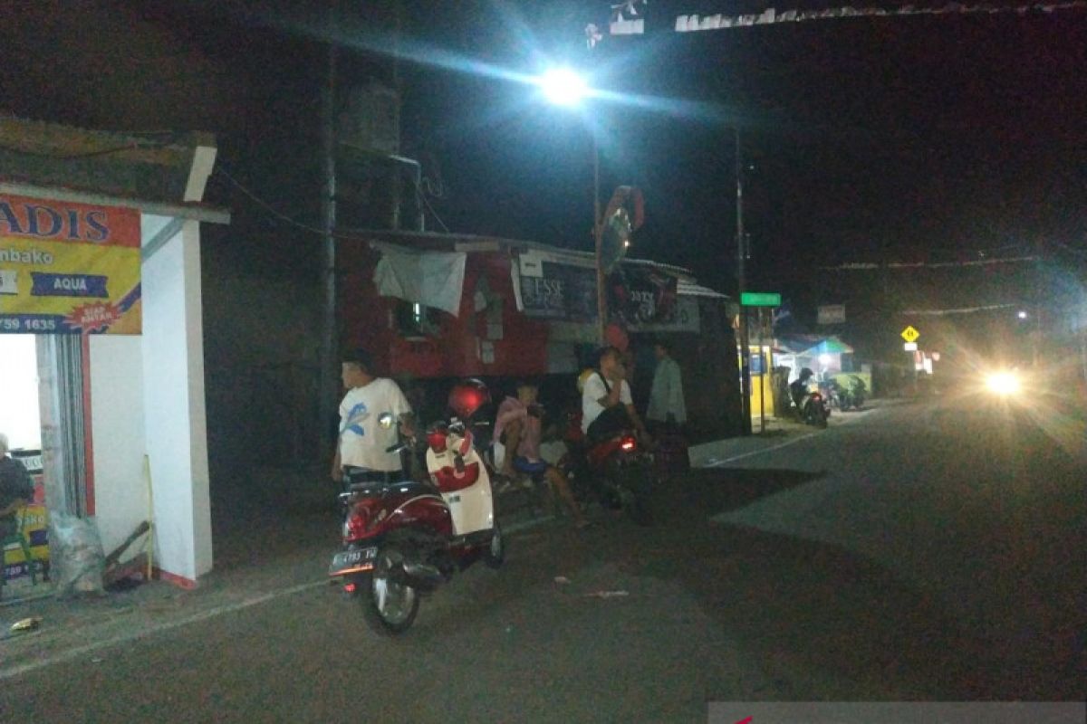 Warga Sukabumi berhamburan  ke luar rumah