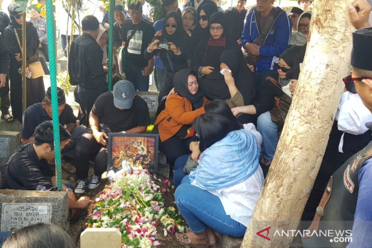 Jenazah komedian Agung Hercules dimakamkan di TPU Cikutra Bandung