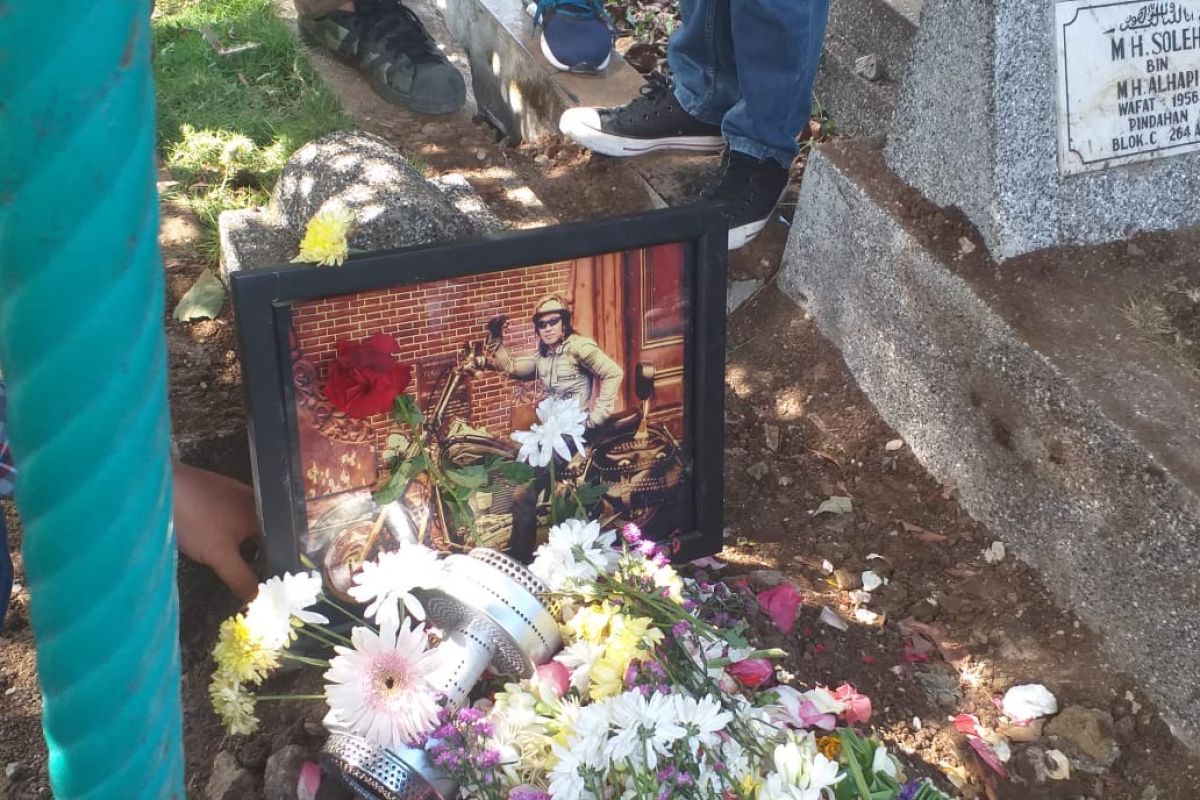 Makam Agung Hercules ditemani barbel